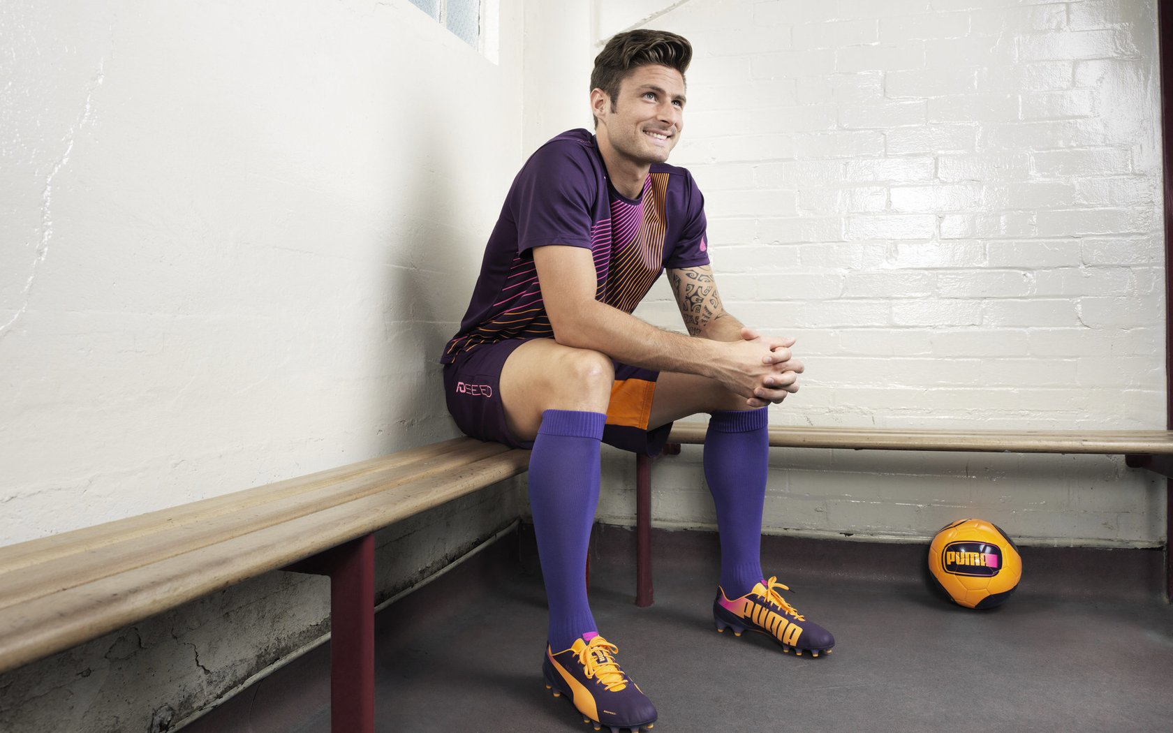 九游体育登录入口-技术型中场是否被边路冲击型球员取代，技术型前锋